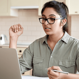 multidisciplinary studies student taking her online class at home